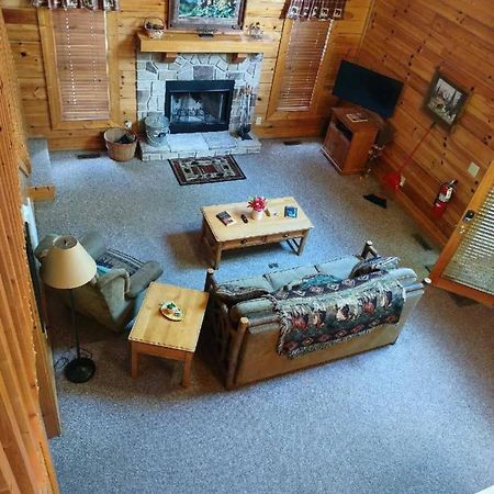 Beautiful 2 Bed Cabin With Hot Tub And Resort Pool Sevierville Bagian luar foto