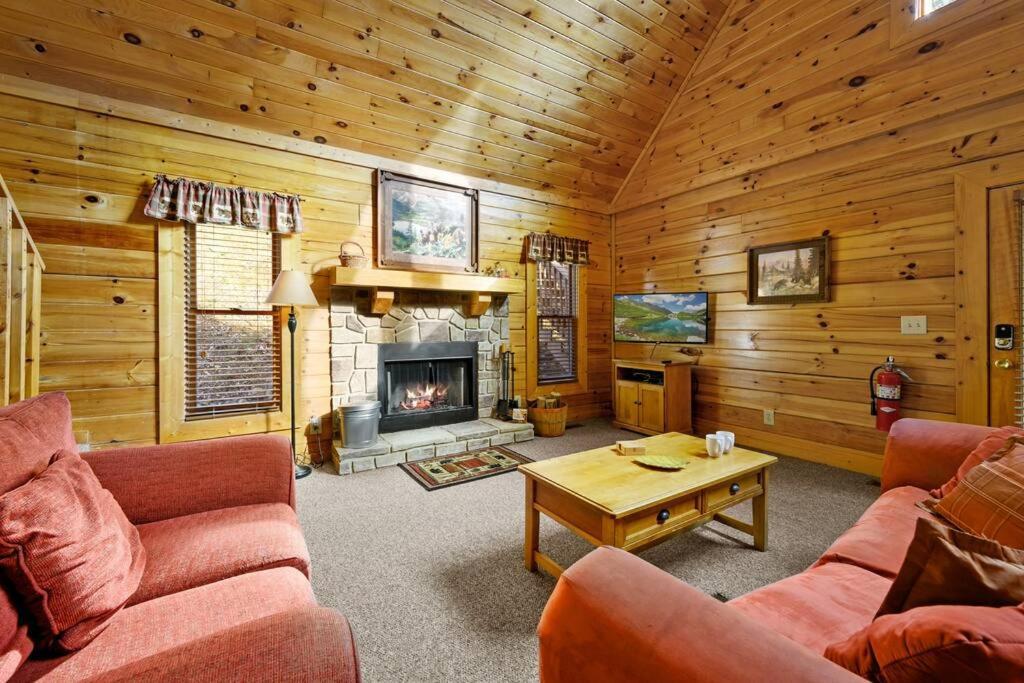Beautiful 2 Bed Cabin With Hot Tub And Resort Pool Sevierville Bagian luar foto