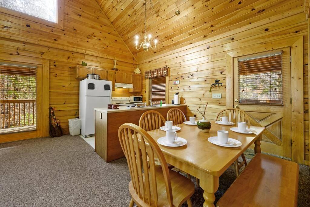 Beautiful 2 Bed Cabin With Hot Tub And Resort Pool Sevierville Bagian luar foto