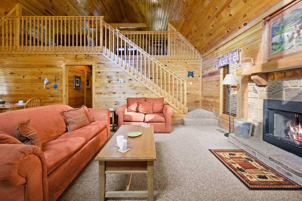Beautiful 2 Bed Cabin With Hot Tub And Resort Pool Sevierville Bagian luar foto