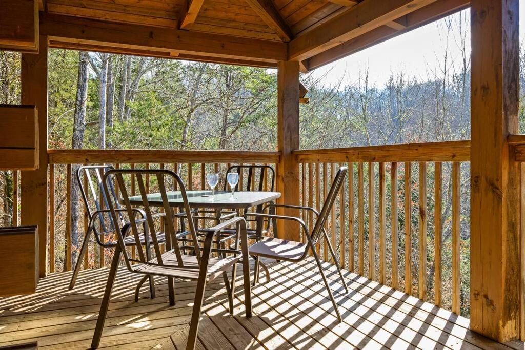 Beautiful 2 Bed Cabin With Hot Tub And Resort Pool Sevierville Bagian luar foto