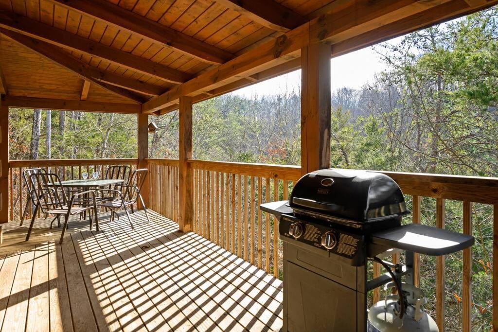 Beautiful 2 Bed Cabin With Hot Tub And Resort Pool Sevierville Bagian luar foto