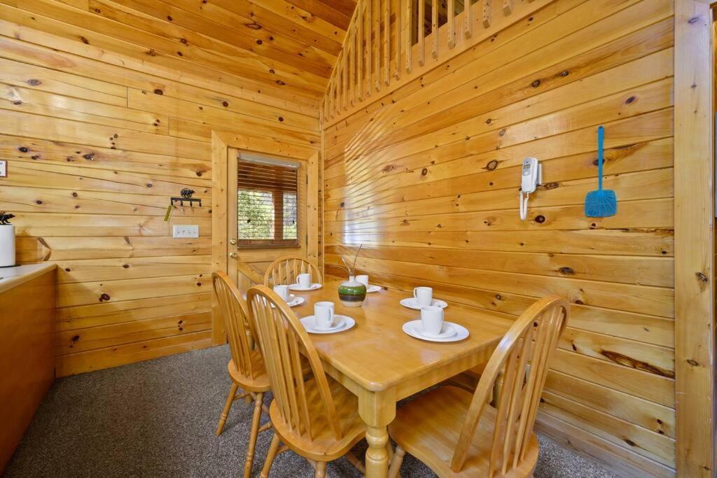 Beautiful 2 Bed Cabin With Hot Tub And Resort Pool Sevierville Bagian luar foto