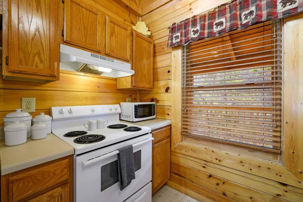 Beautiful 2 Bed Cabin With Hot Tub And Resort Pool Sevierville Bagian luar foto