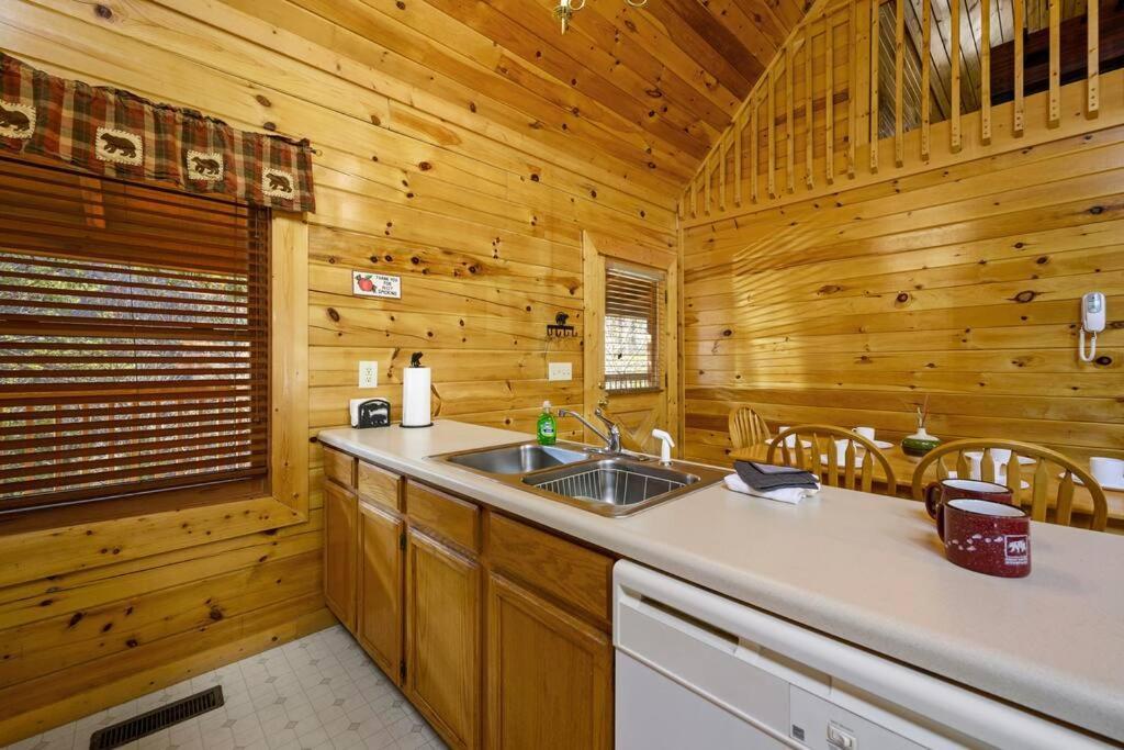 Beautiful 2 Bed Cabin With Hot Tub And Resort Pool Sevierville Bagian luar foto