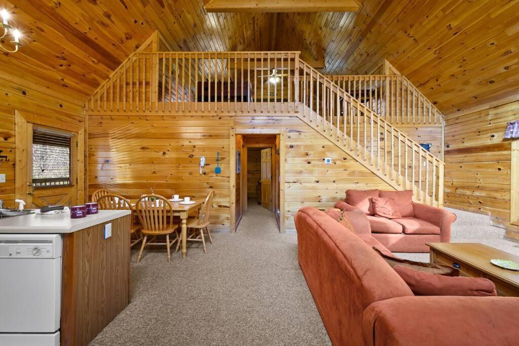 Beautiful 2 Bed Cabin With Hot Tub And Resort Pool Sevierville Bagian luar foto