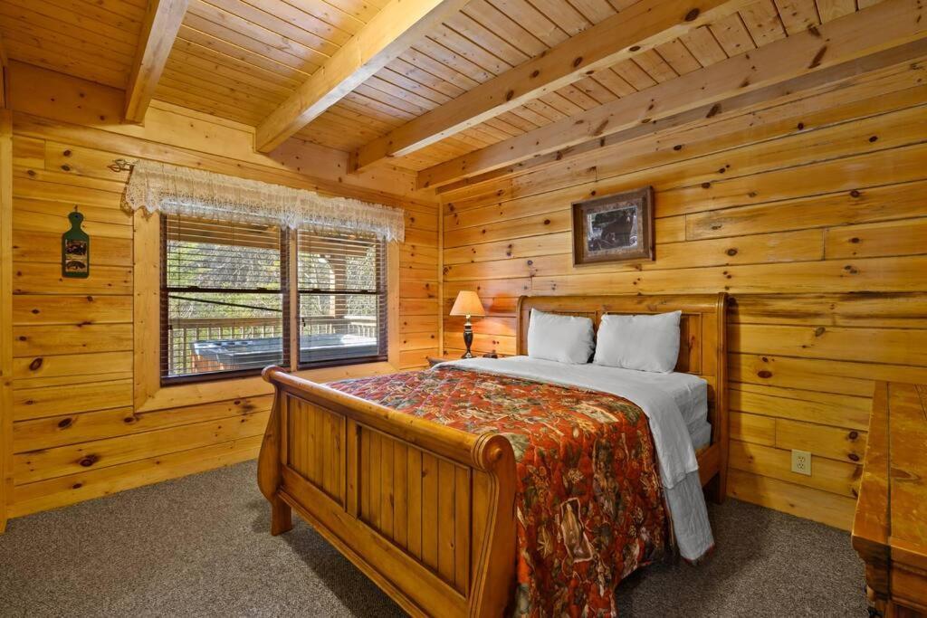 Beautiful 2 Bed Cabin With Hot Tub And Resort Pool Sevierville Bagian luar foto