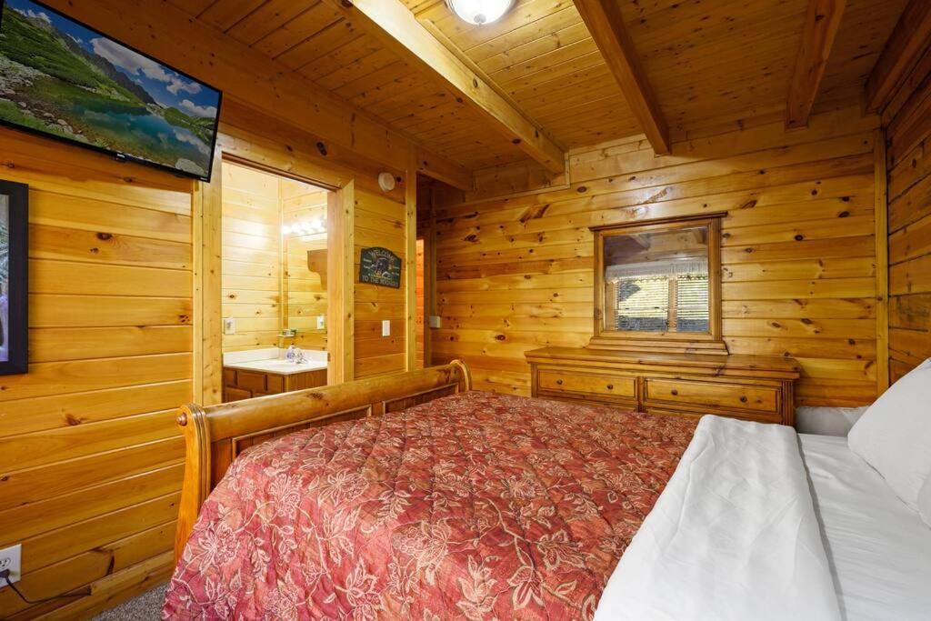 Beautiful 2 Bed Cabin With Hot Tub And Resort Pool Sevierville Bagian luar foto