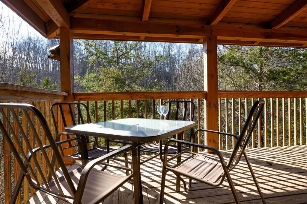 Beautiful 2 Bed Cabin With Hot Tub And Resort Pool Sevierville Bagian luar foto