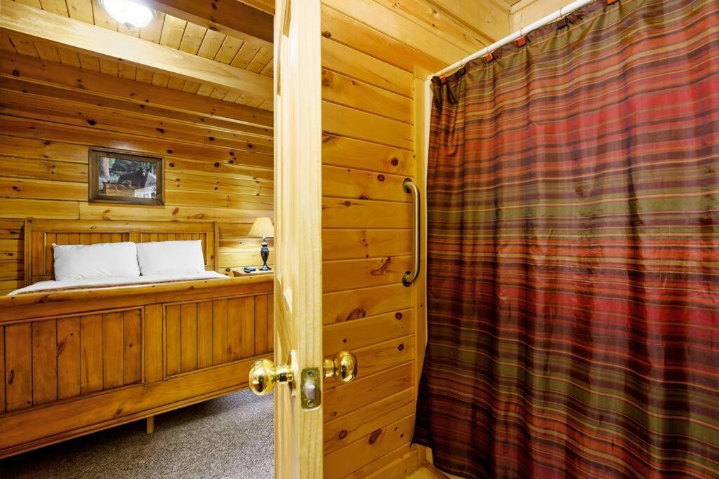 Beautiful 2 Bed Cabin With Hot Tub And Resort Pool Sevierville Bagian luar foto