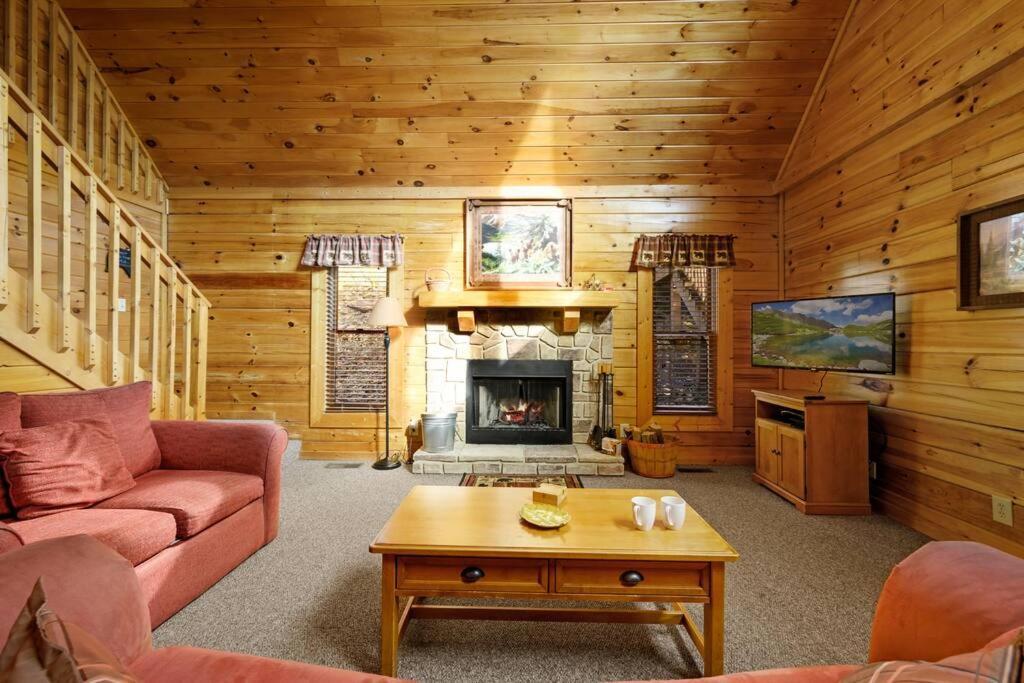 Beautiful 2 Bed Cabin With Hot Tub And Resort Pool Sevierville Bagian luar foto