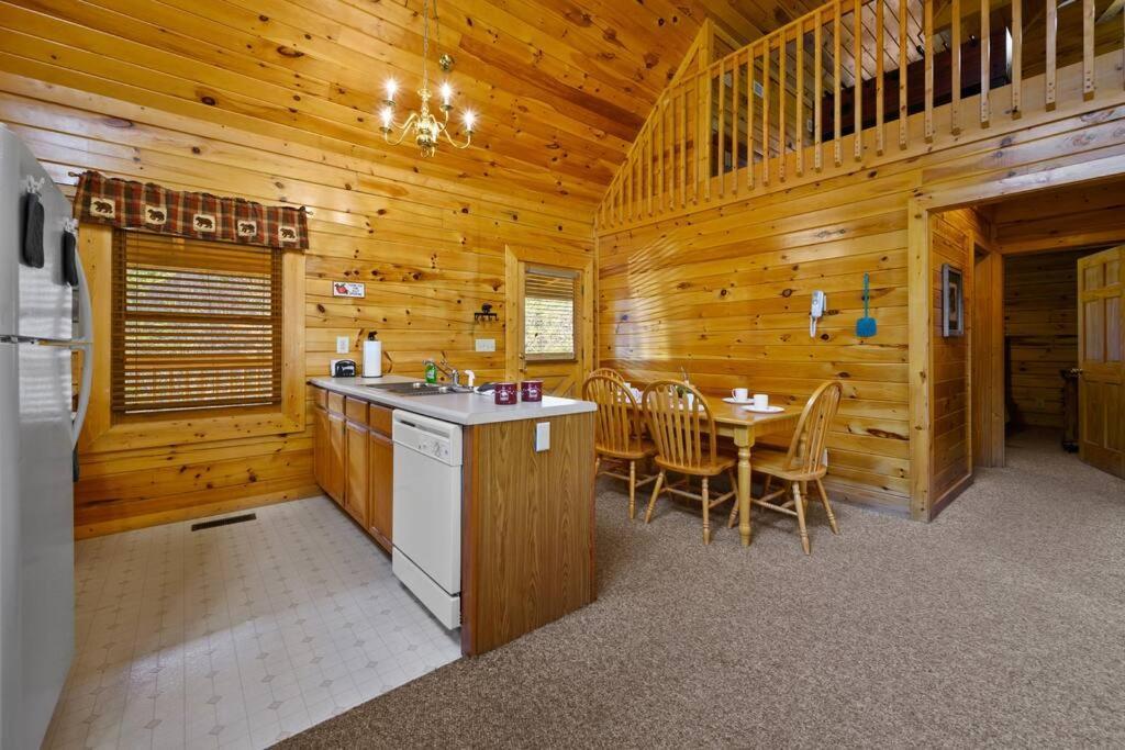 Beautiful 2 Bed Cabin With Hot Tub And Resort Pool Sevierville Bagian luar foto