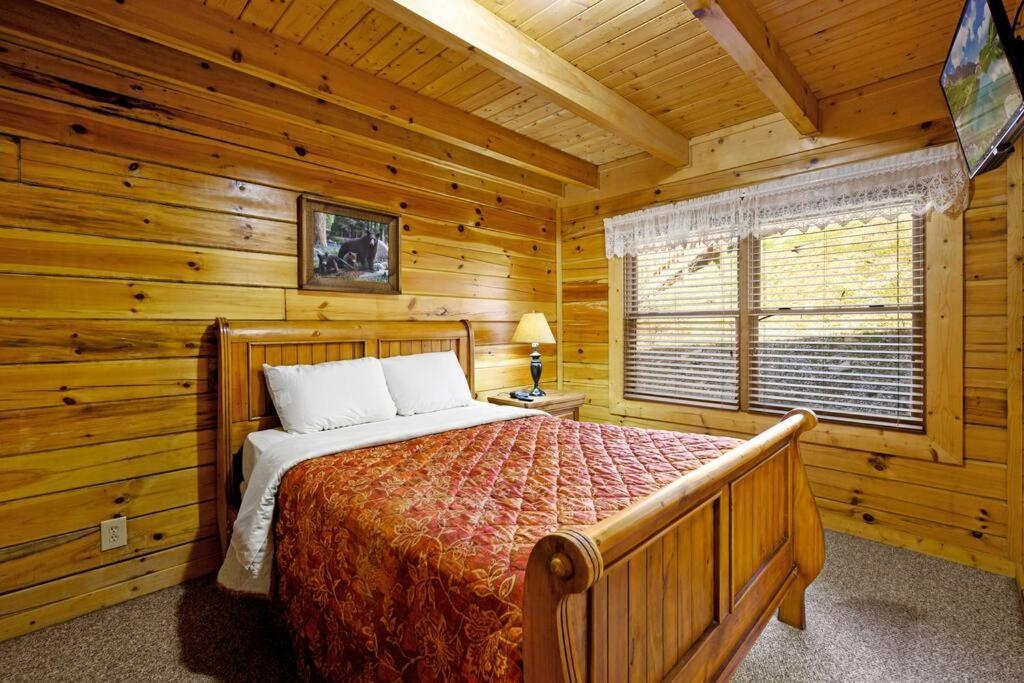 Beautiful 2 Bed Cabin With Hot Tub And Resort Pool Sevierville Bagian luar foto