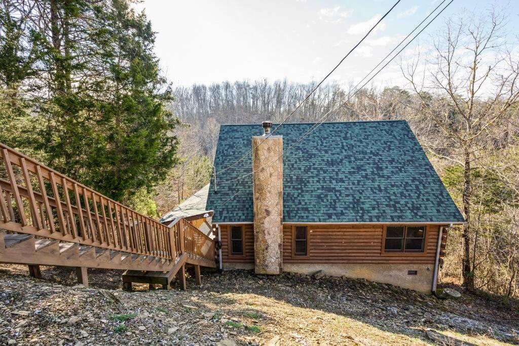 Beautiful 2 Bed Cabin With Hot Tub And Resort Pool Sevierville Bagian luar foto