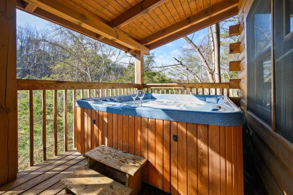 Beautiful 2 Bed Cabin With Hot Tub And Resort Pool Sevierville Bagian luar foto