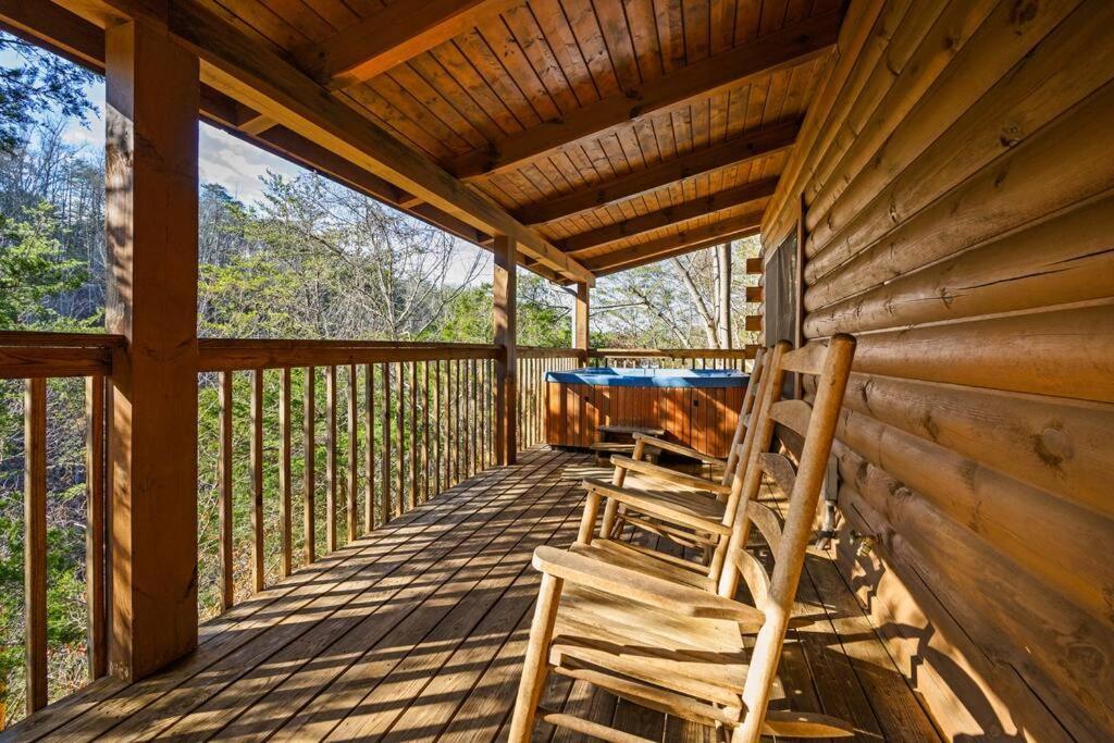Beautiful 2 Bed Cabin With Hot Tub And Resort Pool Sevierville Bagian luar foto