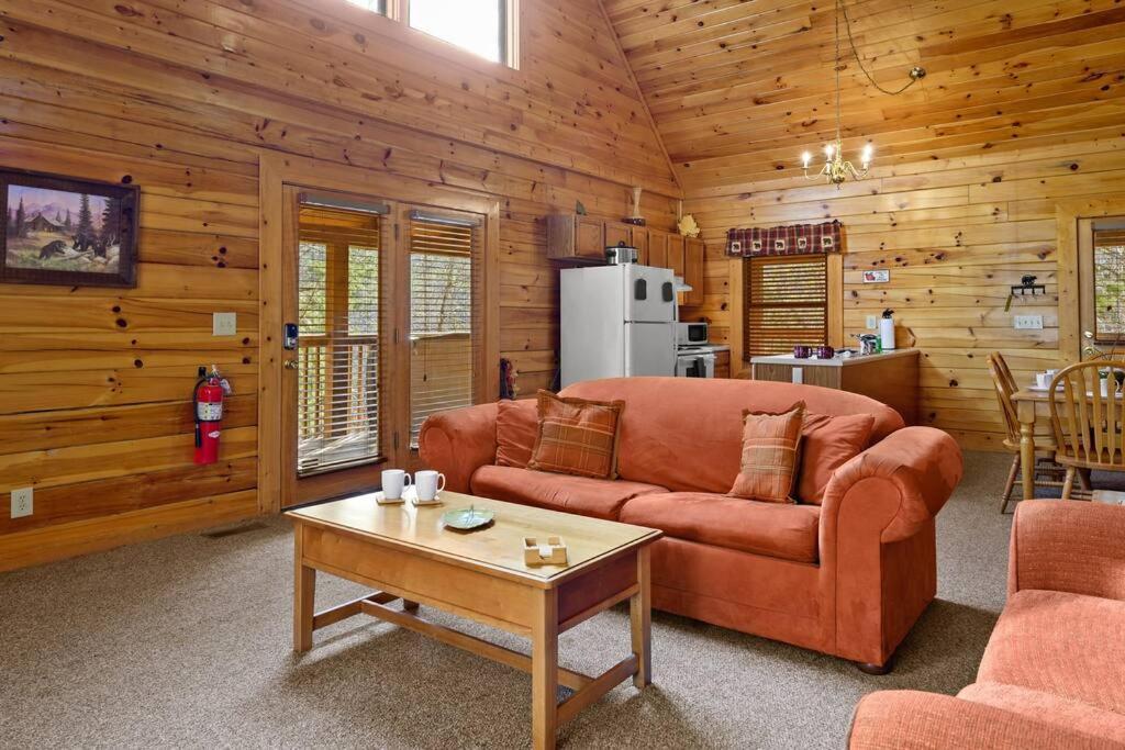 Beautiful 2 Bed Cabin With Hot Tub And Resort Pool Sevierville Bagian luar foto