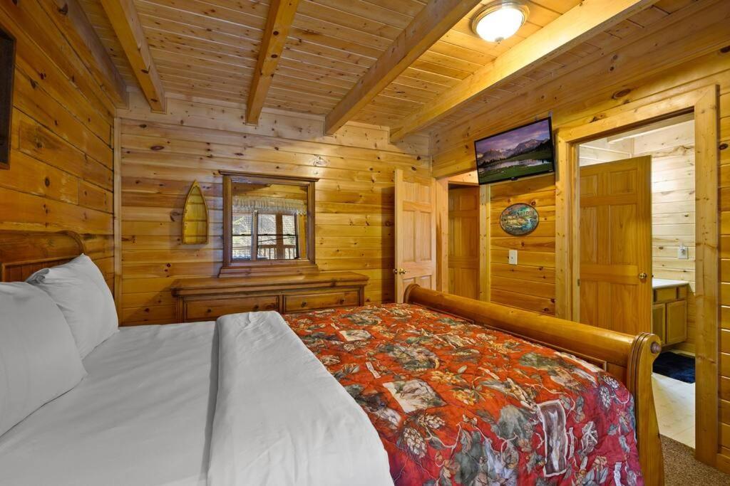 Beautiful 2 Bed Cabin With Hot Tub And Resort Pool Sevierville Bagian luar foto