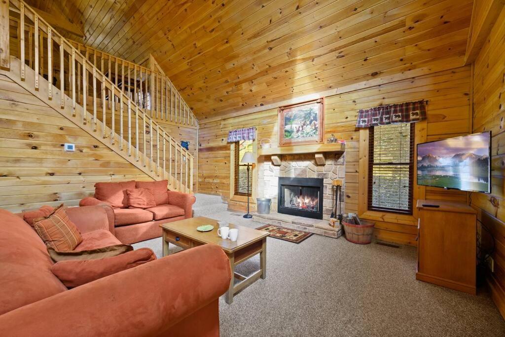 Beautiful 2 Bed Cabin With Hot Tub And Resort Pool Sevierville Bagian luar foto