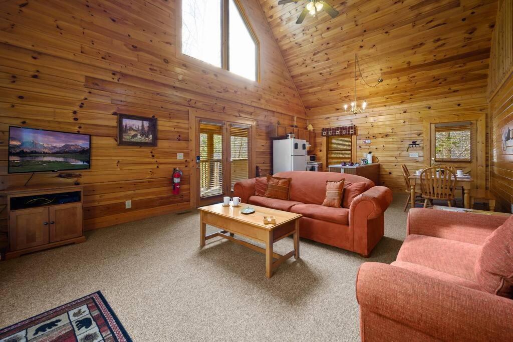 Beautiful 2 Bed Cabin With Hot Tub And Resort Pool Sevierville Bagian luar foto