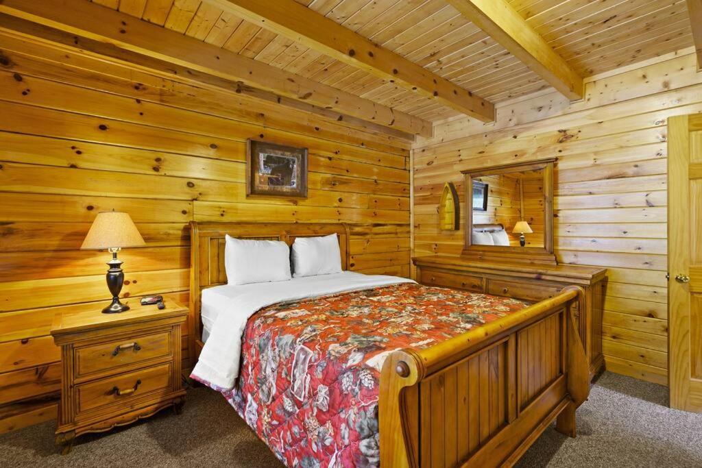 Beautiful 2 Bed Cabin With Hot Tub And Resort Pool Sevierville Bagian luar foto