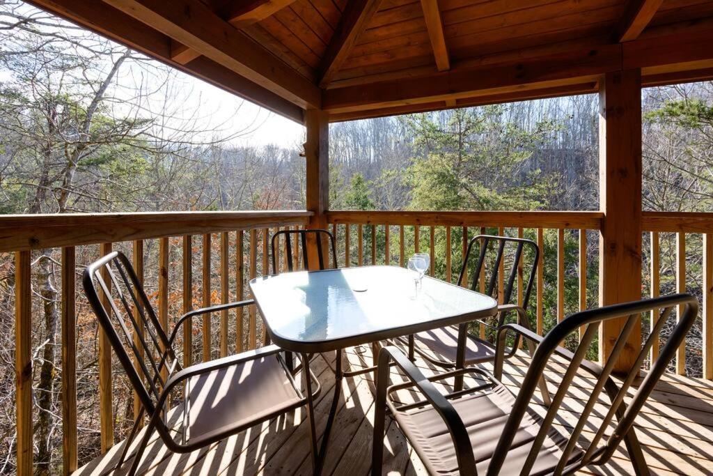 Beautiful 2 Bed Cabin With Hot Tub And Resort Pool Sevierville Bagian luar foto