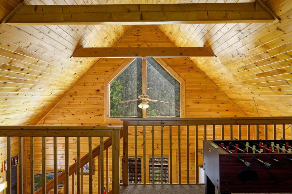 Beautiful 2 Bed Cabin With Hot Tub And Resort Pool Sevierville Bagian luar foto