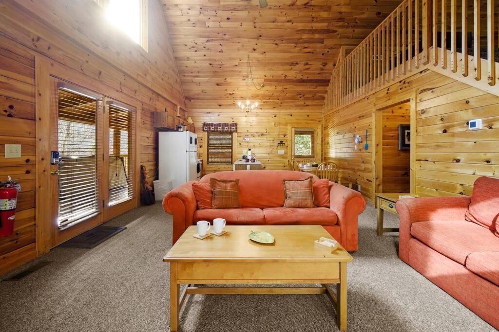 Beautiful 2 Bed Cabin With Hot Tub And Resort Pool Sevierville Bagian luar foto