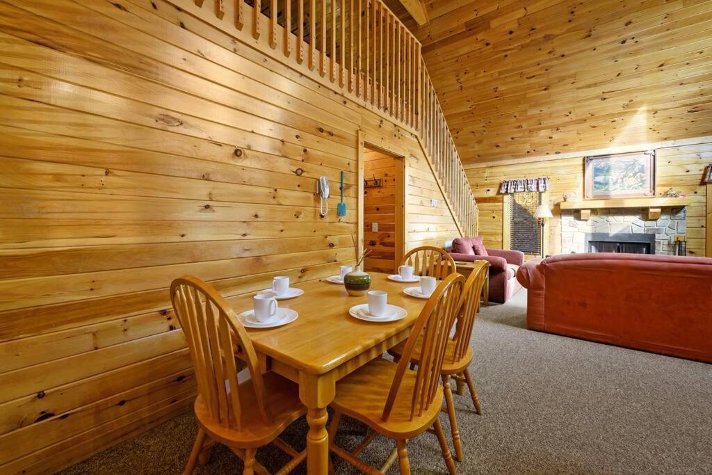 Beautiful 2 Bed Cabin With Hot Tub And Resort Pool Sevierville Bagian luar foto
