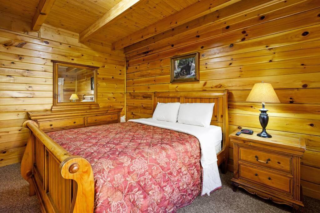 Beautiful 2 Bed Cabin With Hot Tub And Resort Pool Sevierville Bagian luar foto