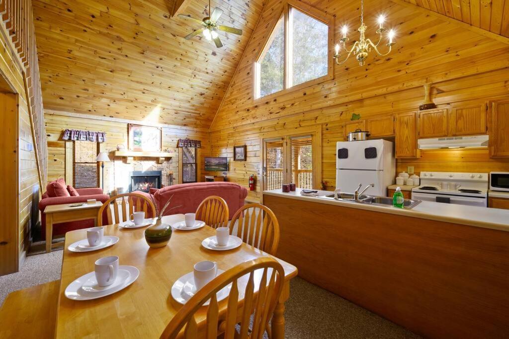 Beautiful 2 Bed Cabin With Hot Tub And Resort Pool Sevierville Bagian luar foto